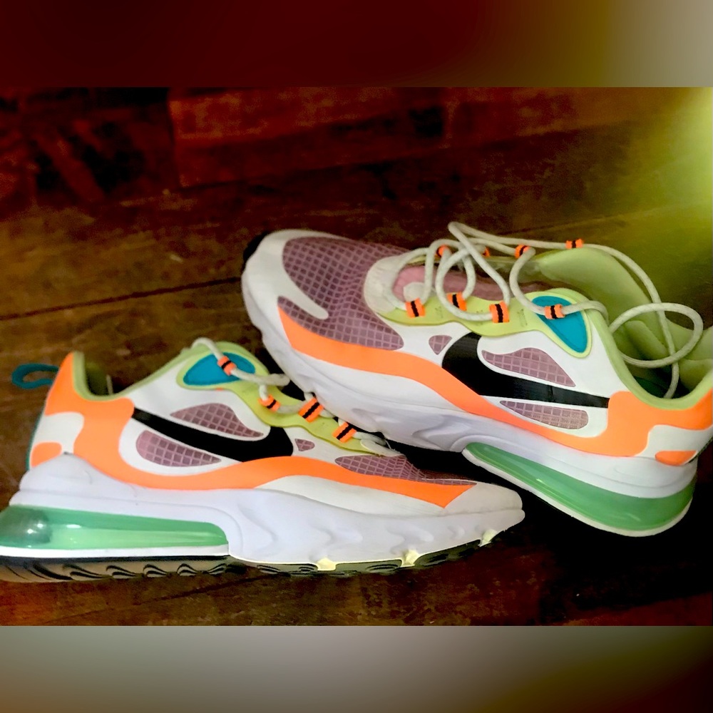 - Nike 270 react se